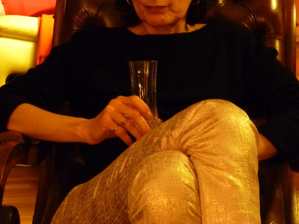 Flûte de champagne et pantalon doré