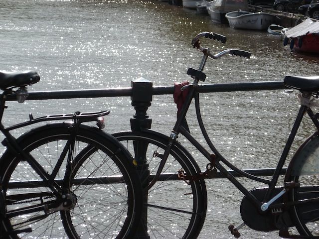 Reflet du soleil sur le canal et les vélos