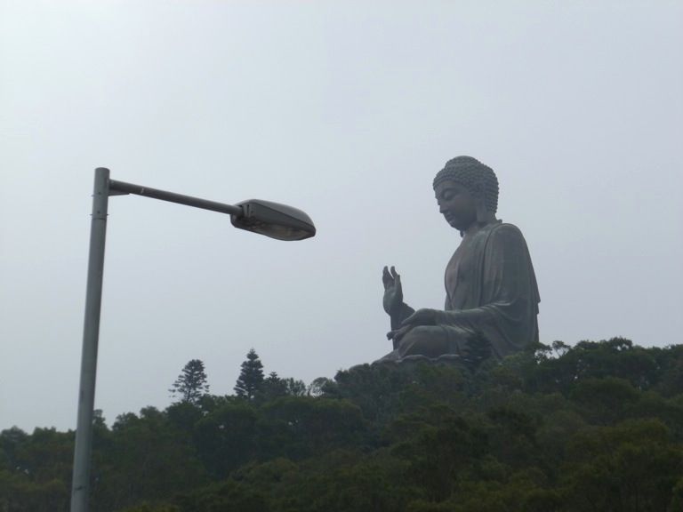 Bouddha et lampadaire