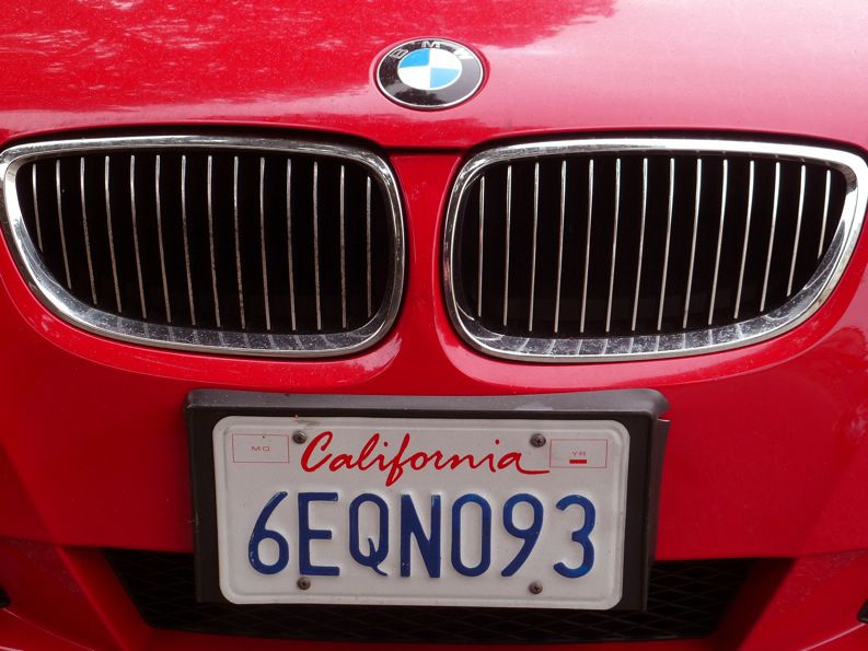 BMW rouge immatriculée California