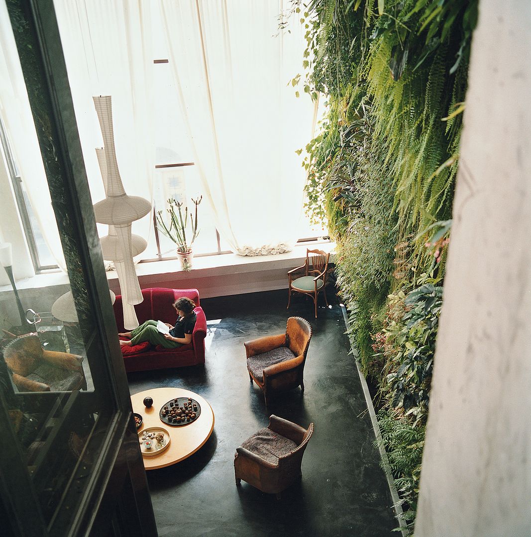 http://www.dwell.com/outdoor/slideshow/7-great-green-walls#http://www.dwell.com/outdoor/slideshow/7-great-green-walls photo indoor-gardens-paris-france-blanc-patrick-dimanche-house-wall-aerial.jpg