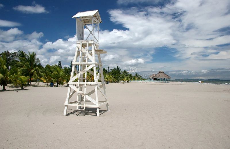  photo wooden-lifeguard-tower-5102511.jpg