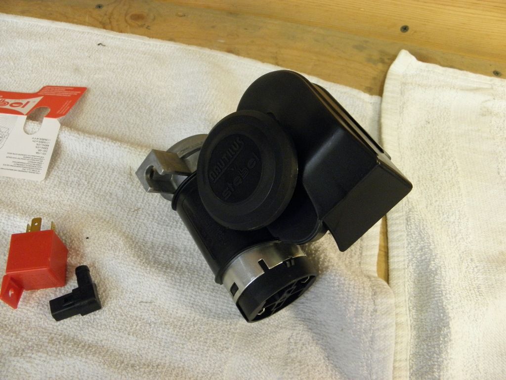 Modern Vespa Installation of the Stebel horn on a Vespa GTS stepbystep