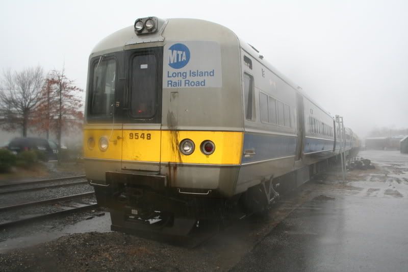 http://i52.photobucket.com/albums/g35/NeilFeldman/LIRR%20M1%20cars%20at%20RMLI/M1_9548CornerView.jpg