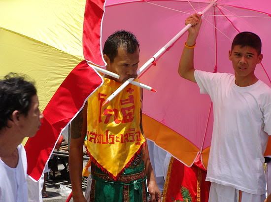2beach umbrella piercings jae Festival anual de bizarrices acontece na Tailândia 
