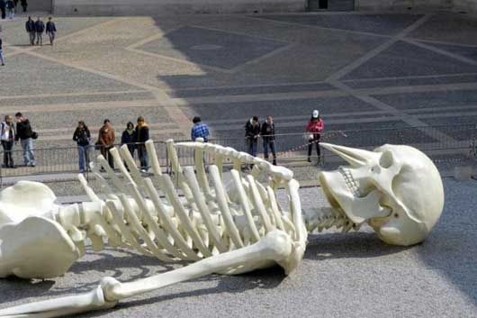 Giant skeleton in Milan 02 Mundo gigante   Um apanhado de coisas gigantes da web