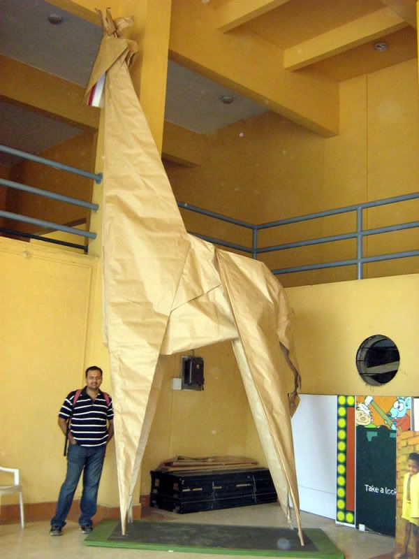 largest origami giraffe 90241 1 Mundo gigante   Um apanhado de coisas gigantes da web