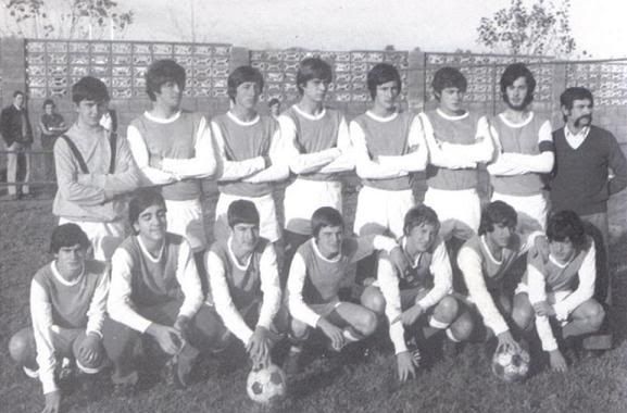 Perines 1976-1977. De izquierda a derecha:Barquín, Samaniego, José Manuel, Argüeyo, Quique Setién, Manolo, Choya, Capellán(entrenador). Agachados: Ortega, Mariano, Pedro Luis, Santi, Mario, Mata y Cuevas.