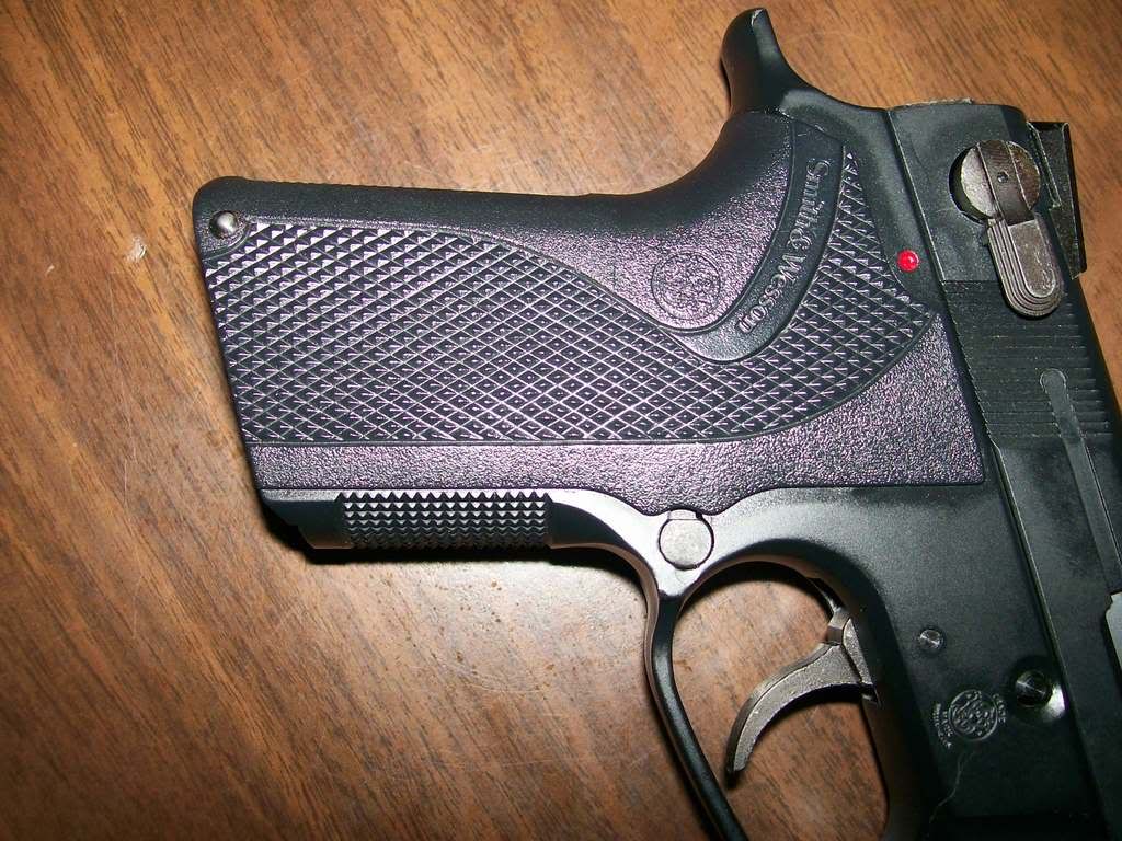 http://i52.photobucket.com/albums/g7/ChrisNorthInGer/Shorty%20Forty%20Review/Grips.jpg